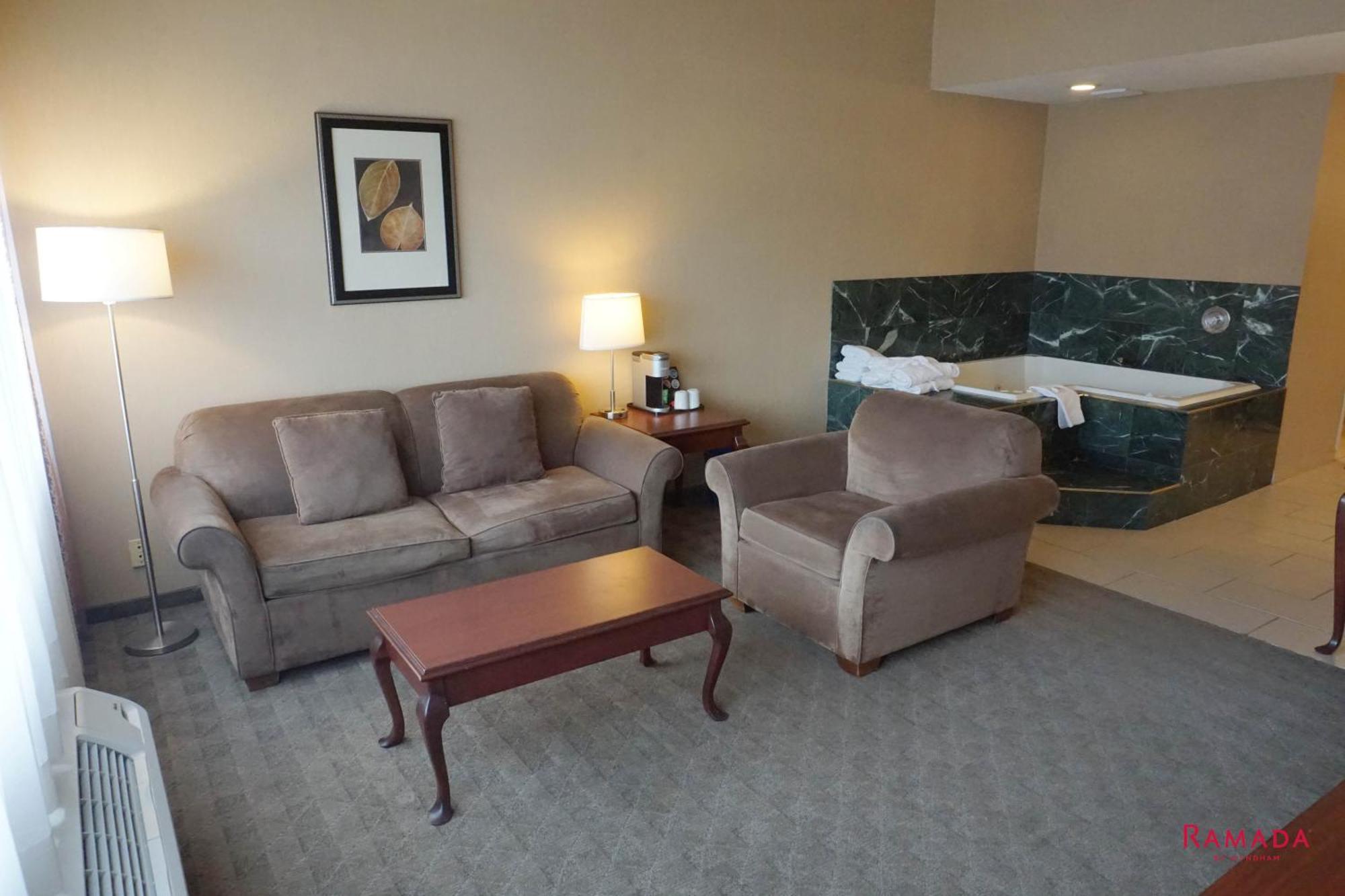 Deluxe King Loft Suite Hot Tub,1559649328:JPEG