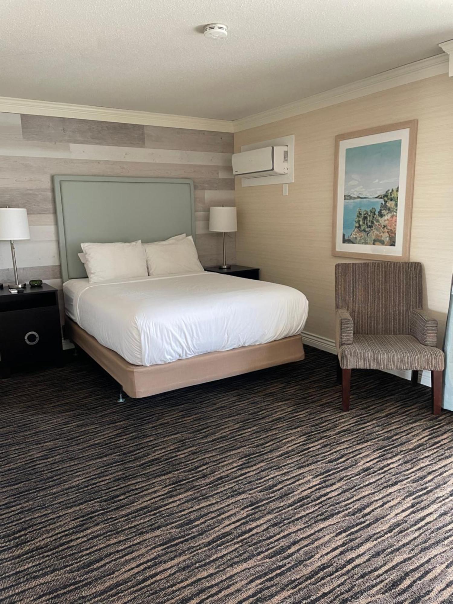Queen Room Mobility Accessible Tub Balcony