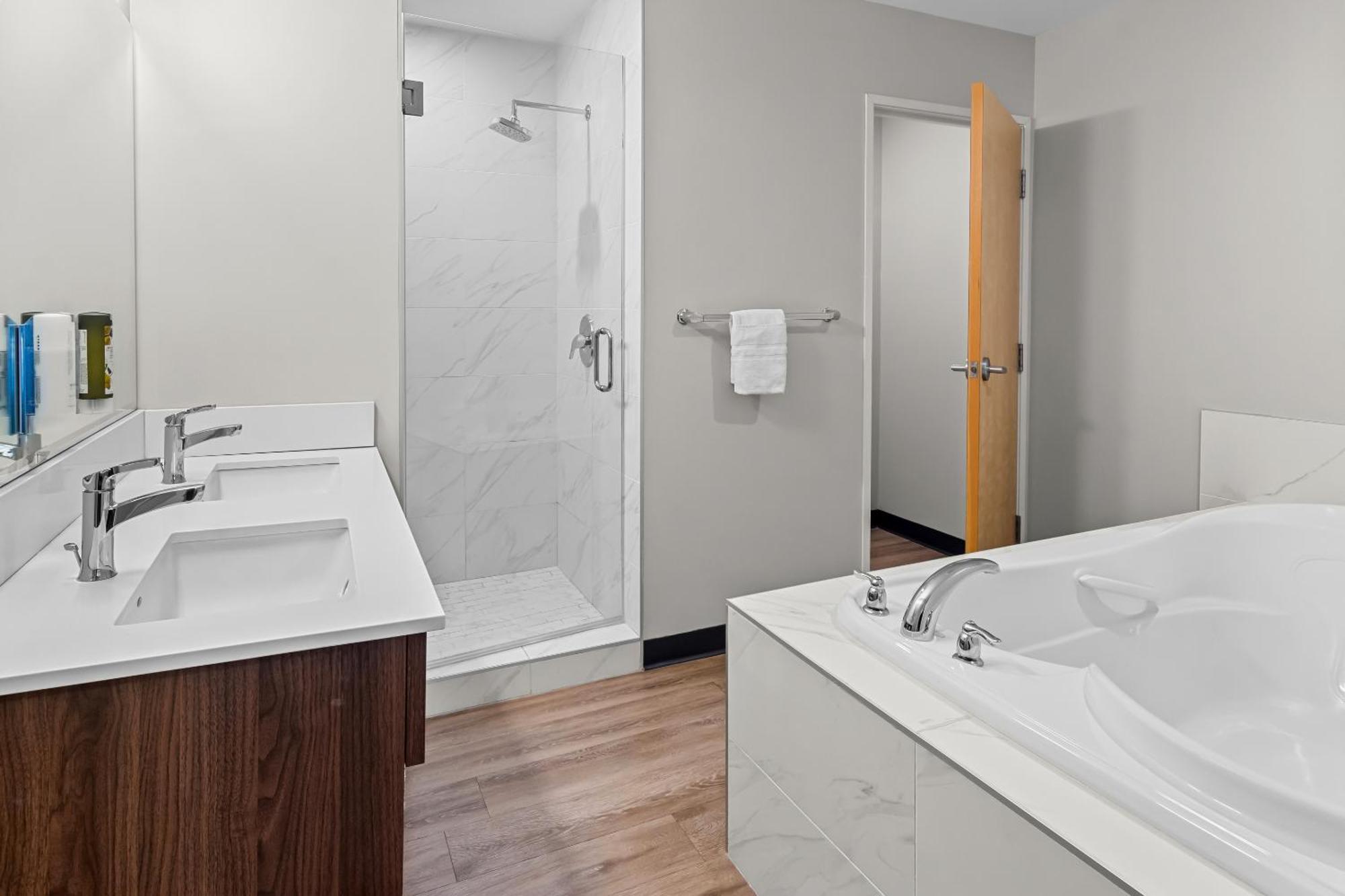 1 Bedroom Suite, (1 King Bed, Whirlpool Tub), Full Kitchen