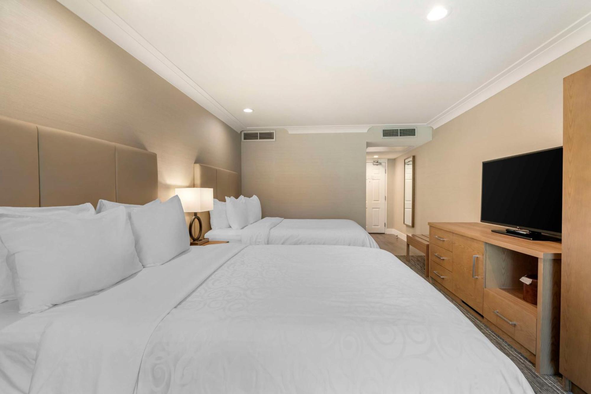 Queen Room Two Queen Beds Courtyard View