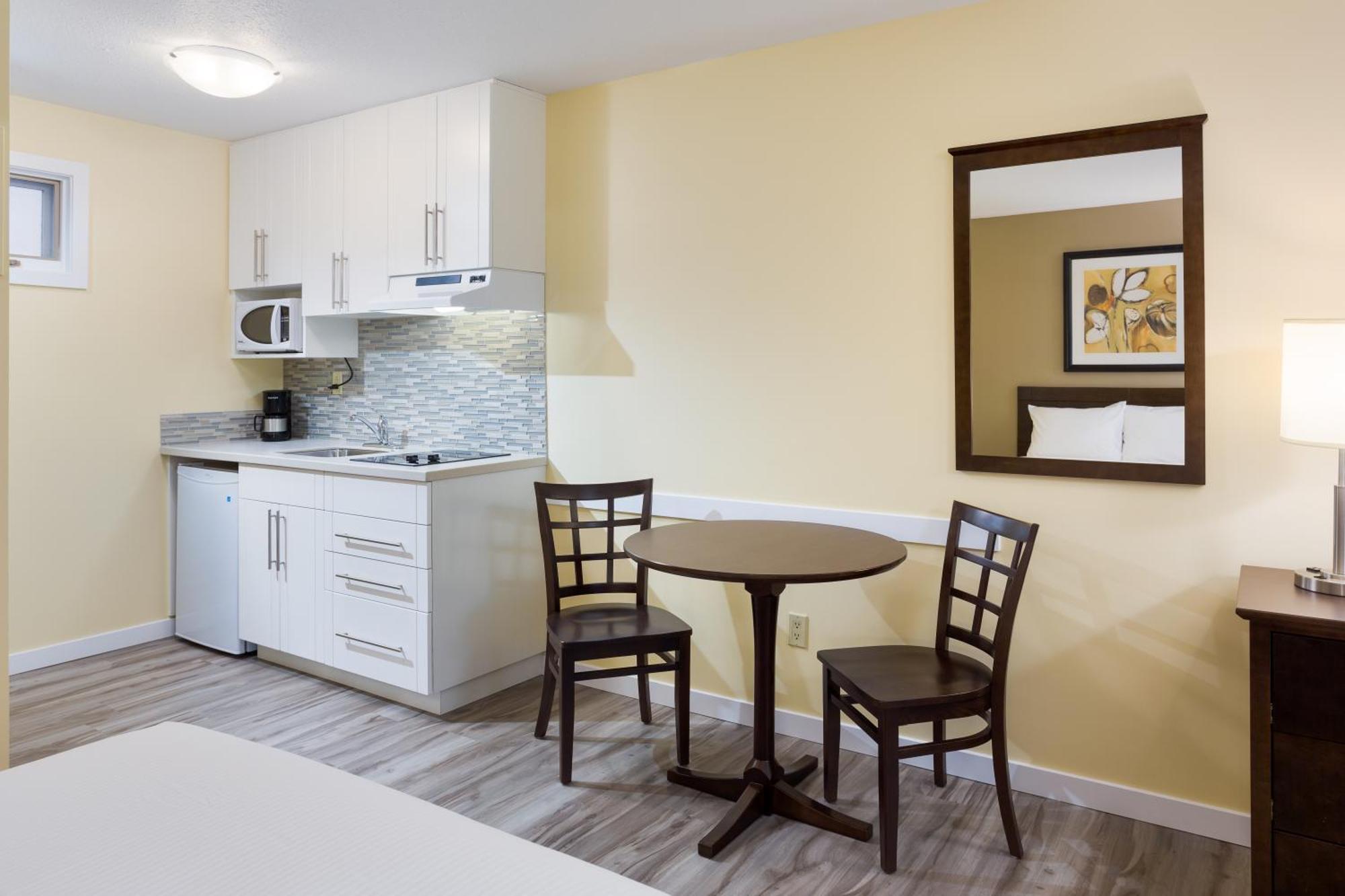 Large Queen Room Two Queen Beds Kitchenette