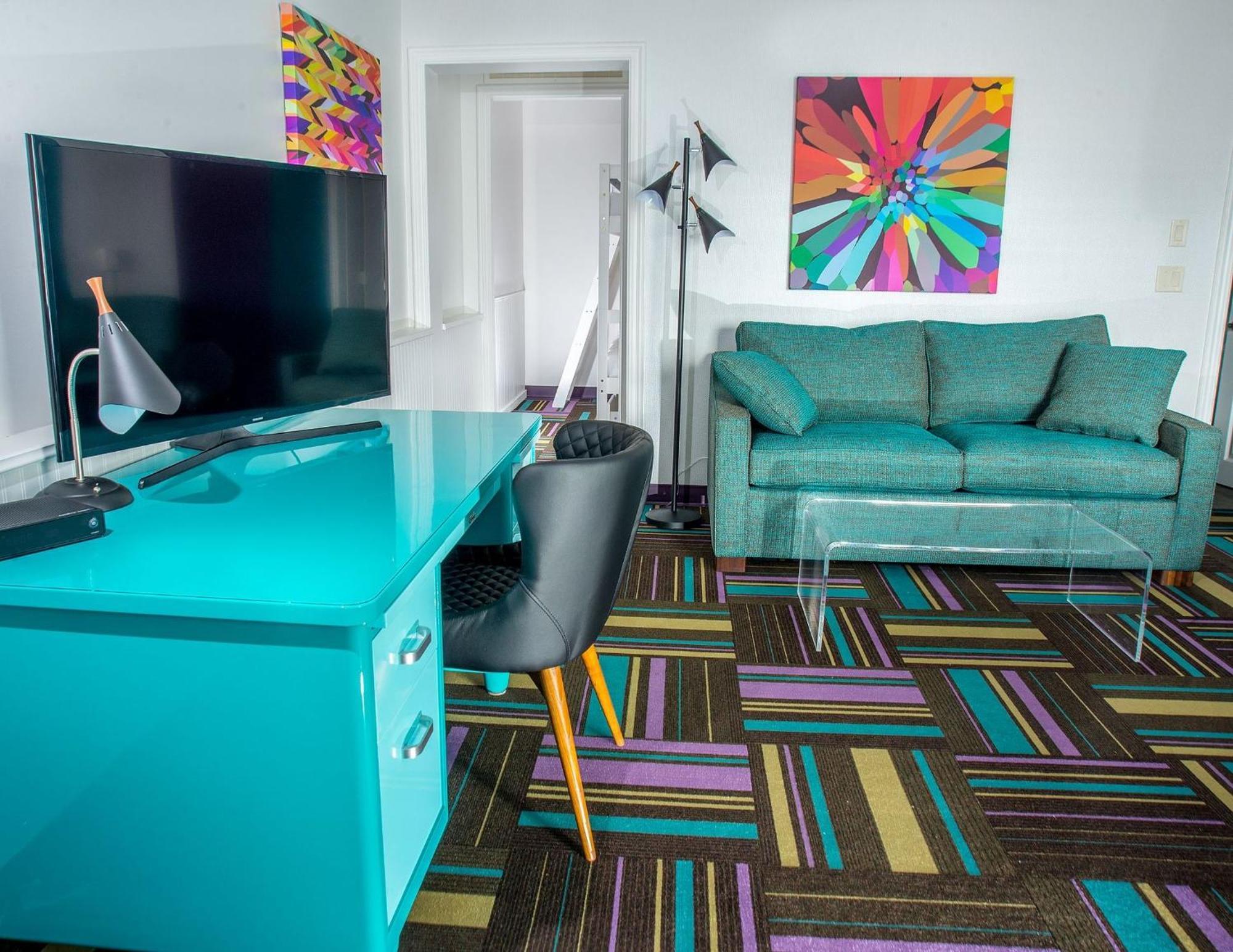 Queen & Bunks,1235124332:JPEG