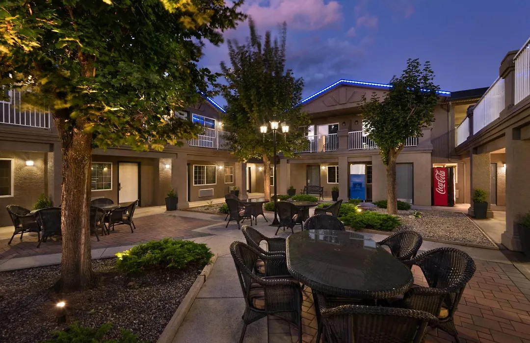 Days Inn By Wyndham Kelowna-1