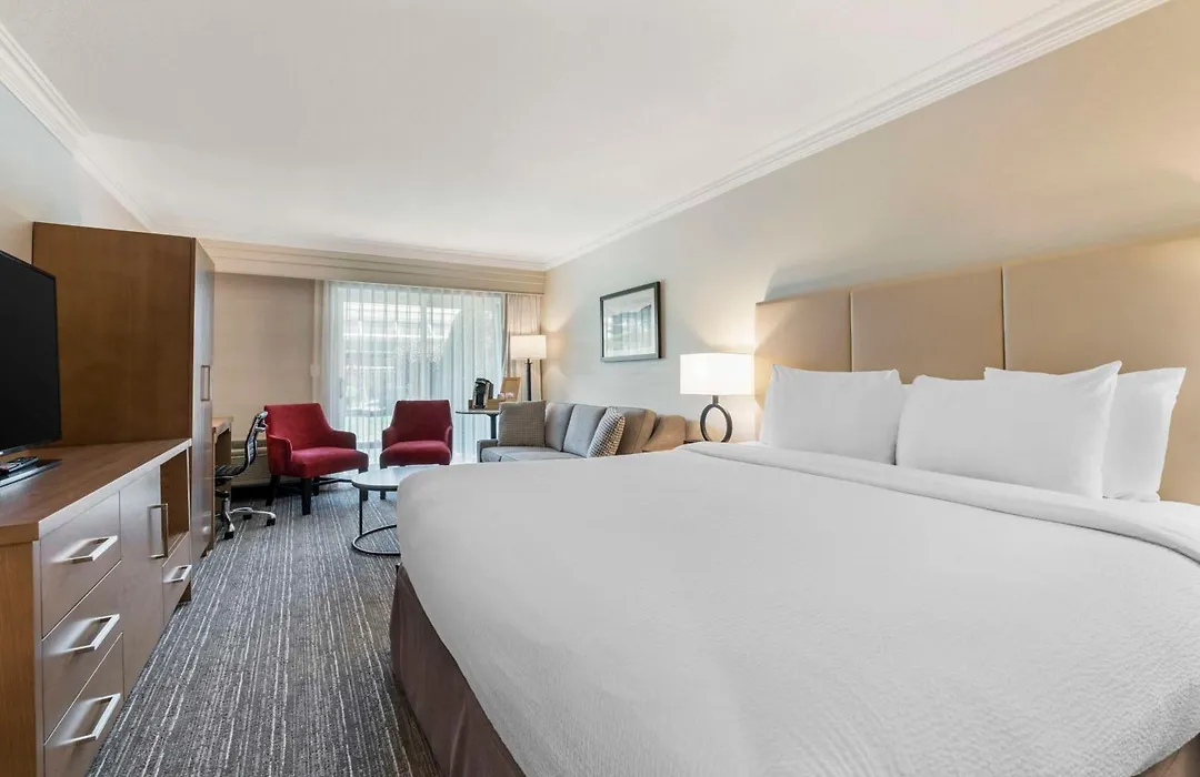 Best Western Plus Kelowna Hotel & Suites-1