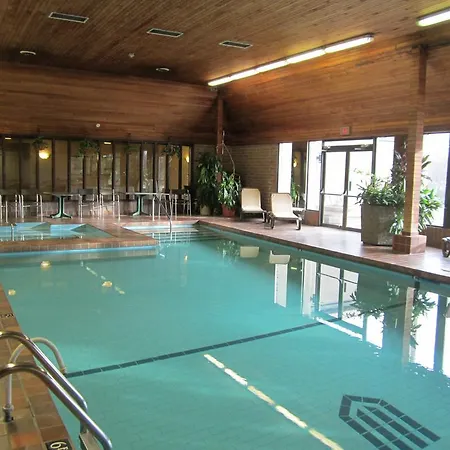 Ramada By Wyndham Kelowna Hotel & Conference Center- Pool, Hot Tub, And Restaurant-2