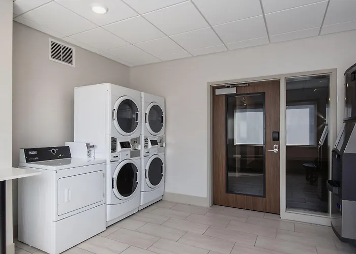 Holiday Inn Express & Suites Kelowna - East By Ihg